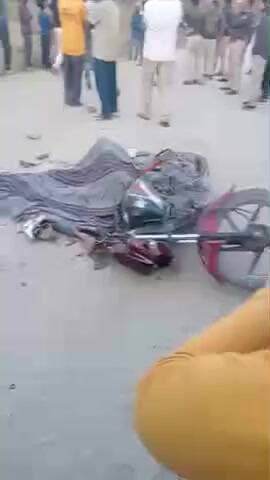 ट्रक ने बाइक सवार को कुचला मौके पर हुई मौत: सतना जिले के रामपुर थाना अंतर्गत ग्राम सिजहटा में हुई दुर्घटना #