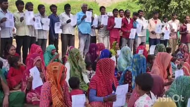 વડગામ: કરમાવદ ગામના લોકોએ આજે ગામમાં એકત્ર થઈ પોતાના આધાર પુરાવા બતાવી સરકાર પાસે પ્રાથમિક સુવિધાઓ આપવા માંગ કરી.