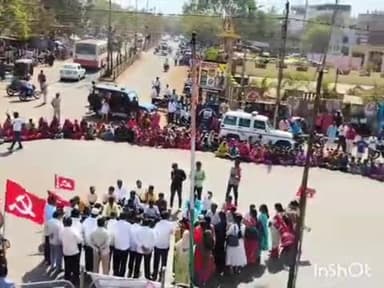 ಹುಮ್ನಾಬಾದ್: ಕಾರ್ಮಿಕ ವಿರೋಧಿ ನೀತಿ ಕಂಡಿಹಿಸಿ ನಗರದಲ್ಲಿ ಸಿಐಟಿಯು ನೇತೃತ್ವದಲ್ಲಿ ವಿವಿಧ ಕಾರ್ಮಿಕ ಸಂಘಟನೆಗಳಿಂದ ಬೃಹತ್ ಮುಷ್ಕರ