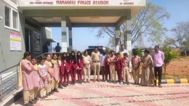 ಬಸವನ ಬಾಗೇವಾಡಿ: ತೆರೆದ ಮನೆ ಕಾರ್ಯಕ್ರಮದ ಅಡಿ ಶಾಲಾ ಮಕ್ಕಳಿಗೆ ಕಾನೂನು ಕುರಿತು ಜಾಗೃತಿ ಮೂಡಿಸಿದ ಪಟ್ಟಣದ ಪೊಲೀಸರು