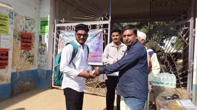 খয়রাশোল: উচ্চমাধ্যমিক পরীক্ষার্থীদের পাশে খয়রাশোল ব্লক তৃণমূল, জলের বোতল ও পেন ফাইল বিতরণ