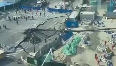 देखें जब बीच बाजार धंस गई सड़क, पड़ गया कई मीटर गहरा खड्डा
#Shanghai #China