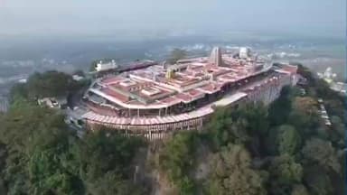 பழனி: முருகன் கோவிலில் ஒலிபெருக்கியில் நடிகர் விஜய் கட்சி பாடலை ஒலிக்க விட்ட இளைஞரின் வீடியோ சமூக வலைதளங்களில் பரவி அதிர்ச்சியை ஏற்படுத்தியுள்ளது