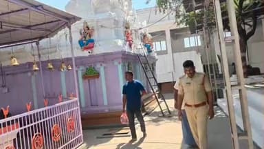 రాయదుర్గం: గవిసిద్దేశ్వర ఆలయంలో శివరాత్రి ఉత్సవాల నేపథ్యంలో, ఏర్పాట్లు, బందోబస్తు పర్యవేక్షిఓచిన ఎస్ఐ