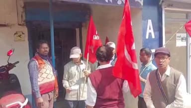 লাভপুর: শিল্প ধর্মঘটে প্রভাব পড়লো লাভপুরে; একাধিক ব্যাংকে পড়লো তালা