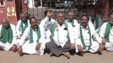 ಧಾರವಾಡ: ನಿರ್ಗಮಿತ ಧಾರವಾಡ ಜಿಲ್ಲಾಧಿಕಾರಿ ದಿವ್ಯಪ್ರಭು ವರ್ಗಾವಣೆ ಖಂಡಿಸಿ ಧಾರವಾಡ ಜಿಲ್ಲಾಧಿಕಾರಿ ಕಚೇರಿ ಎದುರು ರೈತ ಸಂಘಟನೆ ಮುಖಂಡರ ಪ್ರತಿಭಟನೆ