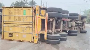 ઉમરગામ: સરીગામના હિલવ્યુ સોસાયટી પાસે કન્ટેનર પલટયું, વિજ પોલ તૂટ્યો, સદનસીબે જાનહાની ટળી