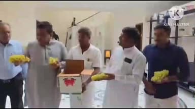 ವಿಜಯಪುರ: ನಗರದಲ್ಲಿ ಸಚಿವ ಎಂಬಿ ಪಾಟೀಲರಿಗೆ ದ್ರಾಕ್ಷಿ ಹಣ್ಣು ನೀಡಿ ಕೃತಜ್ಞತೆ ಸಲ್ಲಿಸಿದ ರೈತ ಬಸೀರ್ ಮುಲ್ಲಾ