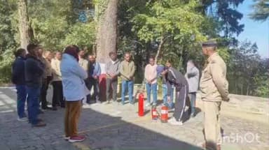 स्याल्दे: अल्मोड़ा में अग्नि सुरक्षा के लिए जागरूकता कार्यक्रम आयोजित, प्राथमिक अग्निशमन उपकरणों के संचालन की दी गई जानकारी