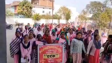 केसली: 21 सूत्रीय मांगों को लेकर आंगनवाड़ी कार्यकर्ताओं का विशाल प्रदर्शन