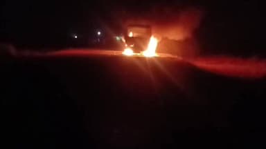 गोबिंदपुर राजनगर: राजनगर-सरायकेला मार्ग पर भीषण आग, नामीबेड़ा गांव के पास चलते हायवा में लगी आग, वाहन जलकर खाक