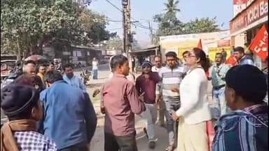 আউশগ্রাম ১: শিল্প ধর্মঘট ঘিরে গুসকরায় সিপিআইএম তৃণমূল বাগবিতণ্ডা থেকে হাতাহাতি, পরে ঘটনার প্রতিবাদে শহরে মিছিল বের করল সিপিআইএম