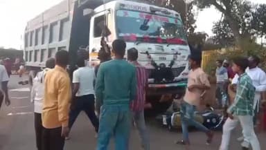 स्लीमनाबाद: बंधी रेलवे फाटक हादसे के बाद बना रणक्षेत्र, हाइवा की टक्कर से दो की मौत, ग्रामीणों ने पुलिस पर किया पथराव