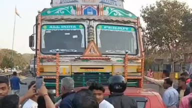 রামনগর ১: ১১৬ নং মেচেদা নন্দকুমার জাতীয় সড়কের নিমতৌড়ি সিগনালে তিনটি গাড়ির মধ্যে সংঘর্ষ, ঘটনাস্থলে পুলিশ