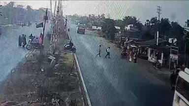 হলদিয়া: হলদিয়া মেছাদা ১১৬ নম্বর জাতীয় সড়ক হলদিয়া তালপুকুরে একটি তেল ট্যাংকার বেপরোয়া ভাবে দোকানে ঢুকে যায় নিহত এক আহত ৫