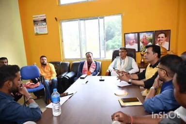 পলাশবাৰী: দক্ষিণ কামৰূপ জিলা বিজেপিৰ বাটৰ হাত স্থিত মুখ্য কাৰ্যালয়ত উপস্থিত মন্ত্ৰী পিযুষ হাজৰিকা