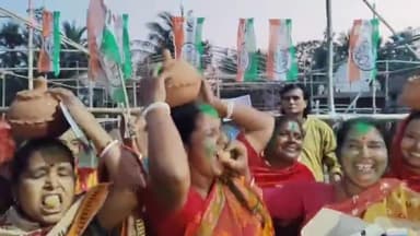 হিঙ্গলগঞ্জ: সন্দেশখালি ২: লক্ষীর ভান্ডার এর টাকা বৃদ্ধি পাওয়ায় দুলদুলি এলাকায় সবুজ আবির খেলে লক্ষীর ভান্ডার মাথায় নিয়ে মেতে উঠলেন মহিলারা