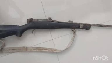 पालीगंज: मुंगीला गांव में पुलिस ने छापेमारी कर एक देशी रायफल और कारतूस किया जब्त