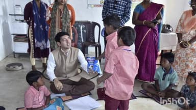 दरभा: बंकेपारा आंगनवाड़ी केंद्र में कलेक्टर आकाश छिकारा ने बच्चों के बीच बैठकर वजन त्यौहार का लिया जायजा