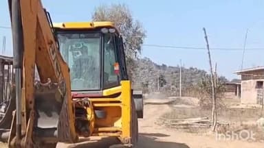 नौडीहा बाज़ार: नौडीहा बाजार: समाजसेवी नंदन सिंह ने निजी खर्च से 1.5 किमी जर्जर सड़क को कराया दुरुस्त