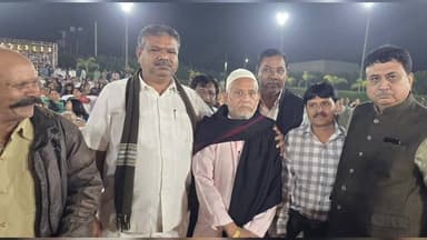 વંથળી: પ્રખ્યાત ઢોલક વાદક હાજીભાઈ મીર (હાજી રમકડું) ને પદ્મશ્રીનું સન્માન મળતા સાવજ ડેરીના ચેરમેને રૂબરૂ મળી અભિનંદન પાઠવ્યા