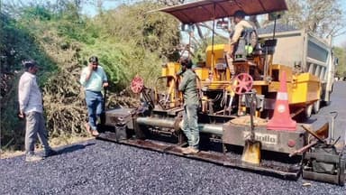 મેંદરડા: ખડીયા – મેંદરડા રોડ પર ડામર પેચ વર્કની કામગીરી કરવામાં આવી