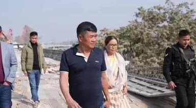 ডিফু: ডিফুত চলি থকা উৰণীয়া সেতু নিৰ্মাণ স্থান পৰিদৰ্শন কৰি কামৰ অগ্ৰগতিৰ বুজ লয় কাৰ্বি আংলং স্বায়ত্তশাসিত পৰিষদৰ CEM য়ে