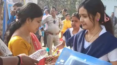 সবং: সবং ব্লক ও সবং কলেজ তৃণমূল ছাত্র পরিষদ ইউনিট এর পক্ষ থেকে উচ্চ মাধ্যমিক পরীক্ষার্থীদের কলম ও জলের বোতল দিয়ে শুভেচ্ছা