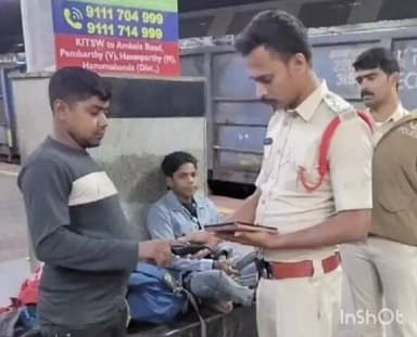 ఖాజీపేట: కాజీపేట రైల్వేస్టేషన్లో పోలీసుల విస్తృత తనిఖీలు అనుమానస్పద వ్యక్తుల కదలికపై నిఘా ఉంచాలని స్థానికులను కోరిన పోలీసులు