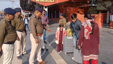 पटना गया रेलखंड पर ट्रेनों और स्टेशनों पर चेकिंग तेज, आरपीएफ का विशेष अभियान,
BiharNews #news #tranding #tejashwiyad...