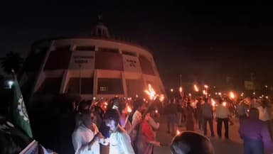 ಮದ್ದೂರು: ಗೆಜ್ಜಲಕೆರೆ ಗ್ರಾಮನ್ನು ಮದ್ದೂರು ನಗರ ಸಭೆಗೆ ಸೇರ್ಪಡೆಗೆ ವಿರೋಧ, ಪಟ್ಟಣದಲ್ಲಿ ಪಂಜಿನ ಮೆರವಣಿಗೆ