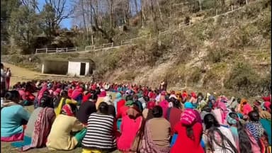 कपकोट: शामा बाजार में स्थित शराब की दुकान को हटाने की मांग को लेकर महिलाओं ने धरना प्रदर्शन किया, दुकान पर लगाया ताला