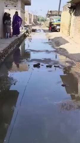 वार्ड नंबर 4 मंडी भाव में लाली ना रहने से रोड पर पानी जा रहा है काहे आदमी का बाइक लेकर जाने #@