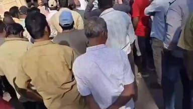 ದಾವಣಗೆರೆ: ನಗರದಲ್ಲಿ ಪೌರಾಕಾರ್ಮಿಕರ ಮೇಲೆ ಹಲ್ಲೆ: ಖಂಡಿಸಿ ಪೊಲೀಸ್ ಠಾಣೆ ಮುಂಭಾಗ ಪ್ರತಿಭಟನೆ