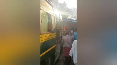 கோவை வடக்கு: கணுவாய் பகுதியில் பேருந்தை பின்னோக்கி இயக்கி விபத்தை ஏற்படுத்திய நடத்துனரை பொதுமக்கள் பிடித்து தாக்கி காவல் துறையினரிடம் ஒப்படைத்தனர்.