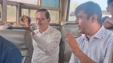 અંજાર: ગુજરાતના શિક્ષણ મંત્રી અંજારમાં ‘કોમન મેનના અંદાજમાં જોવા મળ્યાઃ અંજાર બસની મુસાફરી કરી ત્યારે પ્રવાસીઓને થયું આશ્ચર્ય