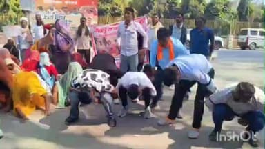 भीलवाड़ा: कलेक्ट्रेट के बाहर जैतपुरा के ग्रामीणों का अनूठा प्रदर्शन, मुर्गा बन जताया विरोध, 5 दिन का दिया अल्टीमेटम #jansamasya