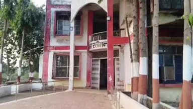 स्लीमनाबाद: मासूम आकाश की मौत से स्लीमनाबाद में आक्रोश, एफआईआर की मांग पर अड़े ग्रामीण