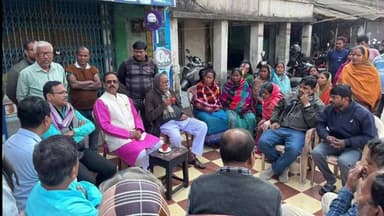 মহিষাদল: মহিষাদল ব্লকে রমণীমন মাইতি গ্রাম পঞ্চায়েত এলাকায় চা চক্রে মহিষাদলের বিধায়ক তিলক চক্রবর্তী সহ অন্যান্যরা