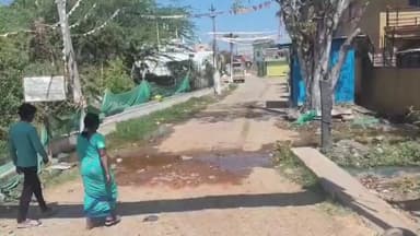 ಯಳಂದೂರು: ಕಂದಹಳ್ಳಿಯಲ್ಲಿ ರಸ್ತೆ ಮೇಲೆ ಹರಿಯುತ್ತಿರು ಚರಂಡಿ ನೀರು