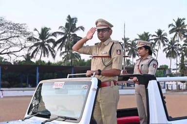 ಕಾರವಾರ: ಡಿ.ಎ.ಆರ್ ಮೈದಾನದಲ್ಲಿ ಜಿಲ್ಲಾ ಪೊಲೀಸ್ ವರಿಷ್ಠಾಧಿಕಾರಿ ದೀಪನ್ ಕುಮಾರ್ ಎನ್.ಎಂ ಉಪಸ್ಥಿತಿಯಲ್ಲಿ ಕವಾಯತು