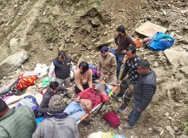 थराली: हल्द्वानी से थराली की ओर आ रहा वाहन दुर्घटनाग्रस्त, चार लोग गंभीर रूप से घायल