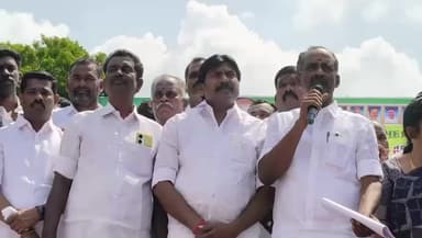 திருவாடனை: 125 நாள் வேலைவாய்ப்பு திட்டத்தை தடுக்க நினைப்பதாக திமுக அரசை கண்டித்து பேருந்து நிலையம் அருகே அதிமுக சார்பில் கண்டன ஆர்ப்பாட்டம்