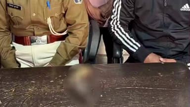 सहार: एकवारी में पुलिस ने अवैध हथियार के साथ अपराधी को दबोचा, जब्त किए देसी कट्टा और बाइक, पुलिस को मिली बड़ी कामयाबी