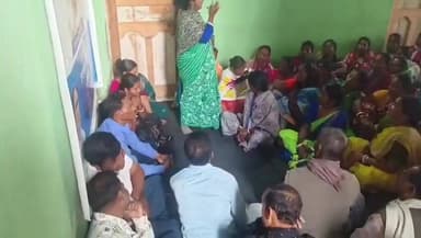 কেশপুর: কেশপুরের শ্যামচাঁদপুর দলীয় কার্যালয়ে অঞ্চলের গুরুত্বপূর্ণ মহিলা কর্মী সমর্থকদের নিয়ে কর্মী বৈঠকের আয়োজন