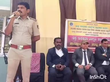 ಔರಾದ್: ಔರಾದ್ ಸರ್ಕಾರಿ ಪದವಿ ಕಾಲೇಜಿನಲ್ಲಿ ಪೊಲೀಸ್ ಹಾಗೂ ಕಾನೂನು ಸೇವಾ ಸಮಿತಿ ವತಿಯಿಂದ ರಸ್ತೆ ಸುರಕ್ಷತಾ ಜಾಗೃತಿ ಕಾರ್ಯಕ್ರಮ