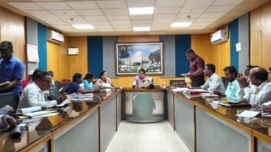 ಚಾಮರಾಜನಗರ: ಅಸಂಘಟಿತ ವಲಯ ಕಾರ್ಮಿಕರಿಗೆ ಪಿಂಚಣಿ : ಅರ್ಹರೆಲ್ಲರು ಸೌಲಭ್ಯ ಪಡೆಯಲು ಕ್ರಮ ವಹಿಸಿ - ನಗರದಲ್ಲಿ ಜಿಲ್ಲಾಧಿಕಾರಿ ಶ್ರೀರೂಪ ಸೂಚನೆ