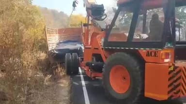 बांसजोर: जामडीह गांगुटोली पथ के लोहड़ाघाटी में ट्रक पलटने से बाल-बाल बचा, क्रेन से निकाला गया