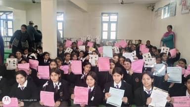 डुंडा: पुलिस ने आपके द्वार कार्यक्रम के तहत मनेरा में शिविर लगाकर छात्र-छात्राओं को साइबर, महिला तथा सड़क सुरक्षा का पाठ पढ़ाया