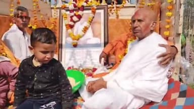 महमूदाबाद: ईश्वरवारा में धूमधाम से निकली गुरुदेव राममंगल दास की भव्य शोभायात्रा, क्षेत्र जयकारों से गूंजा